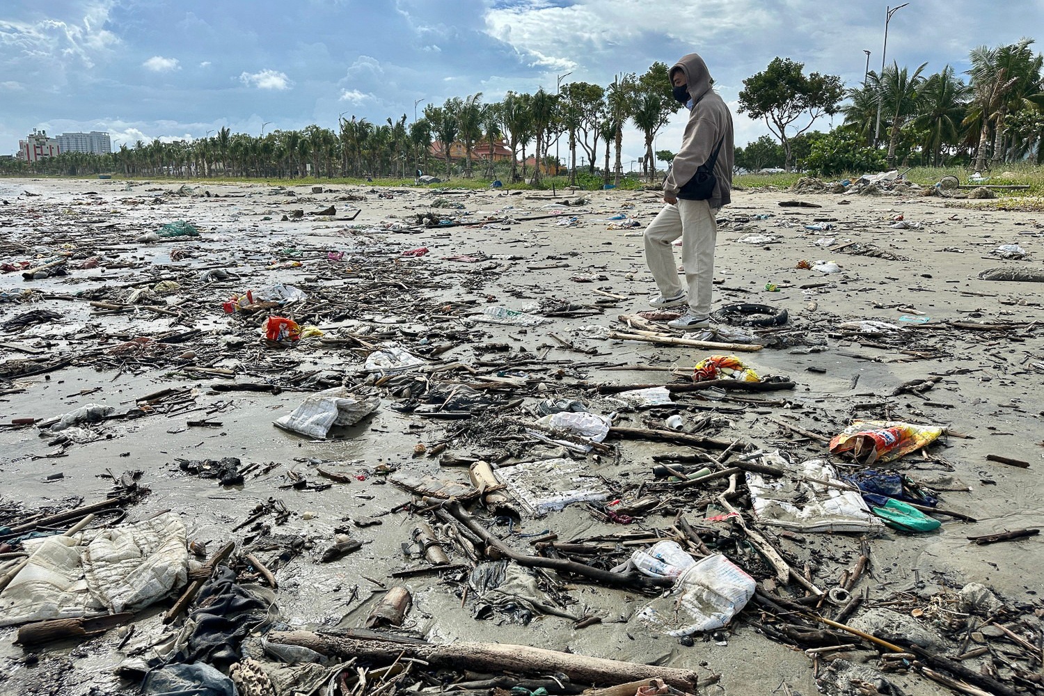 Bai bien Da Nang dac ken rac sau bao hinh anh