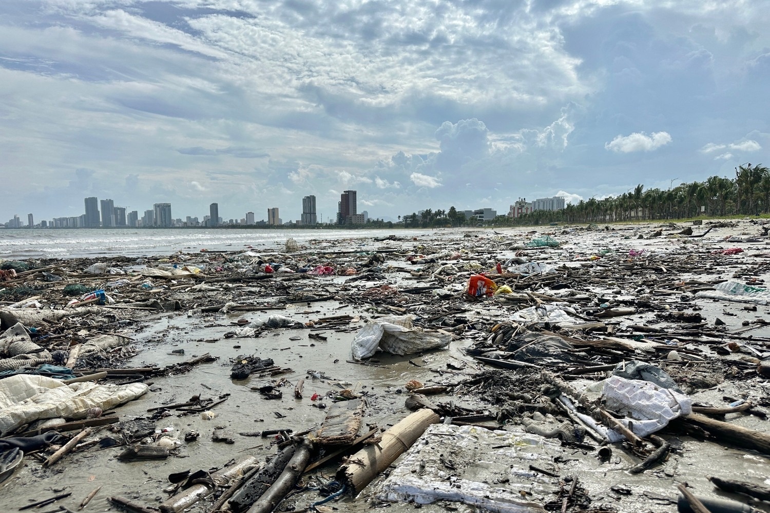 Rac thai ken dac bai bien Da Nang sau bao hinh anh