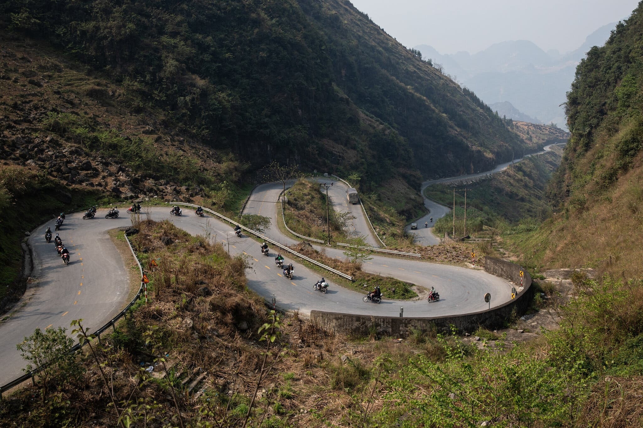 Khach My ke chuyen vuot deo, '1,2,3 do' o Ha Giang hinh anh