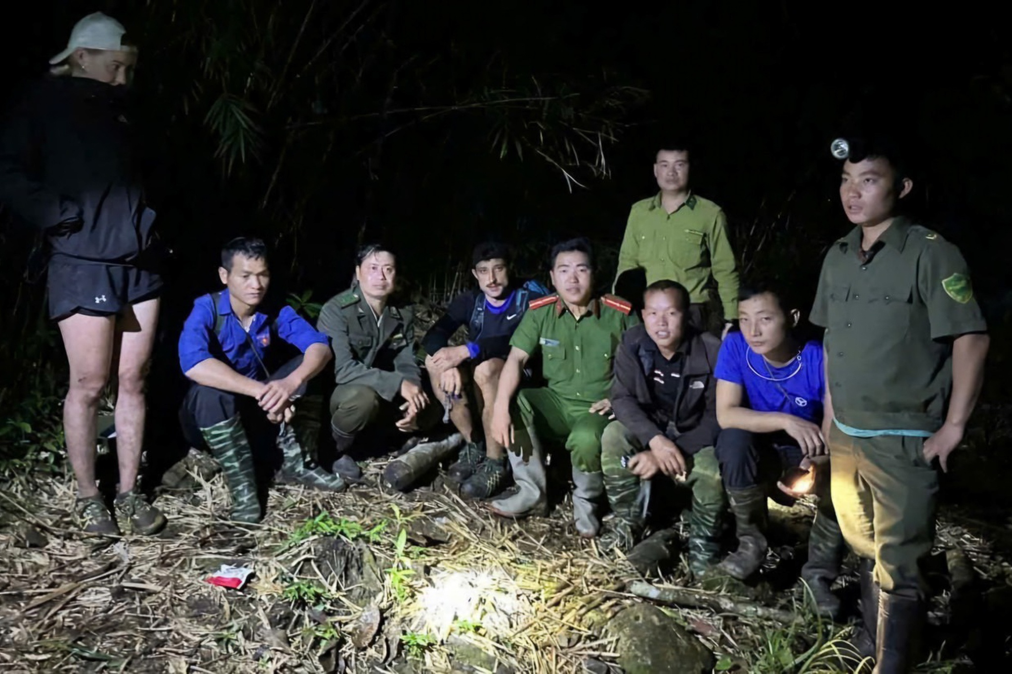 Tim 2 khach du lich nuoc ngoai lac trong rung Lao Cai hinh anh