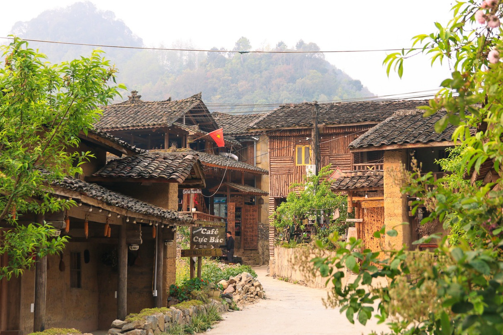 Ly do Lo Lo Chai tu ban ngheo thanh lang du lich tot nhat the gioi hinh anh