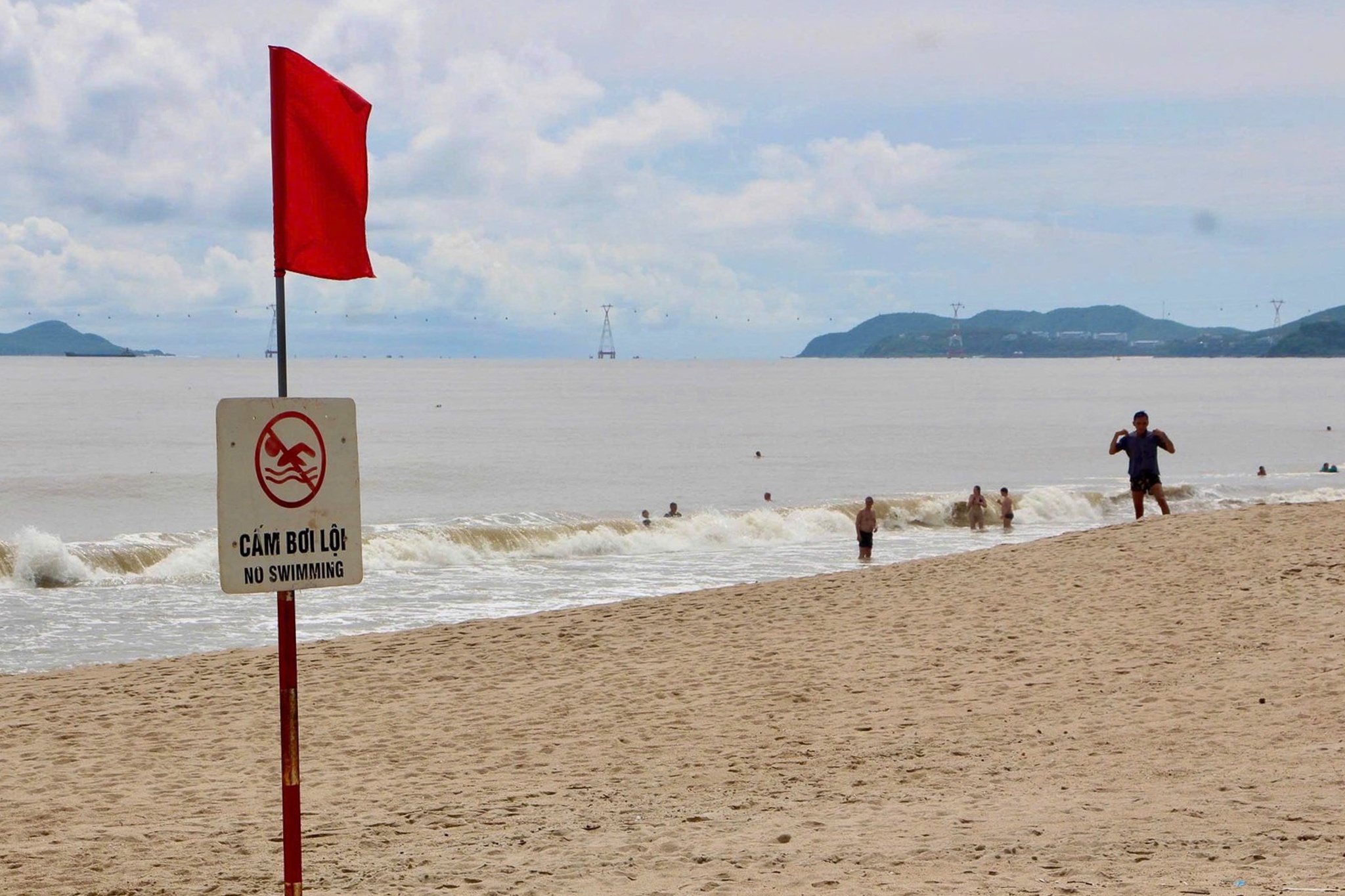 Cấm tắm biển Nha Trang ảnh 2 Cam tam bien Nha Trang anh 2