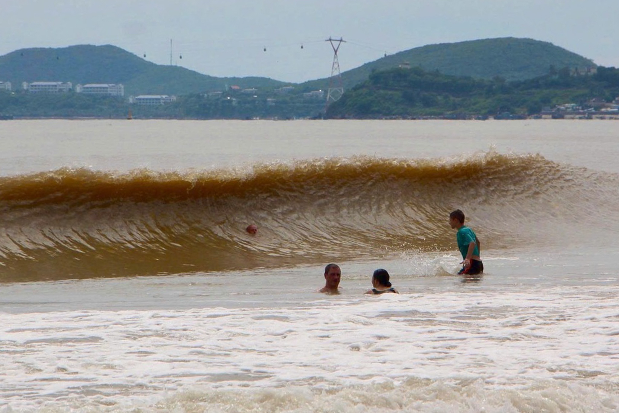 Vo tu tam bien Nha Trang mac bi cam hinh anh