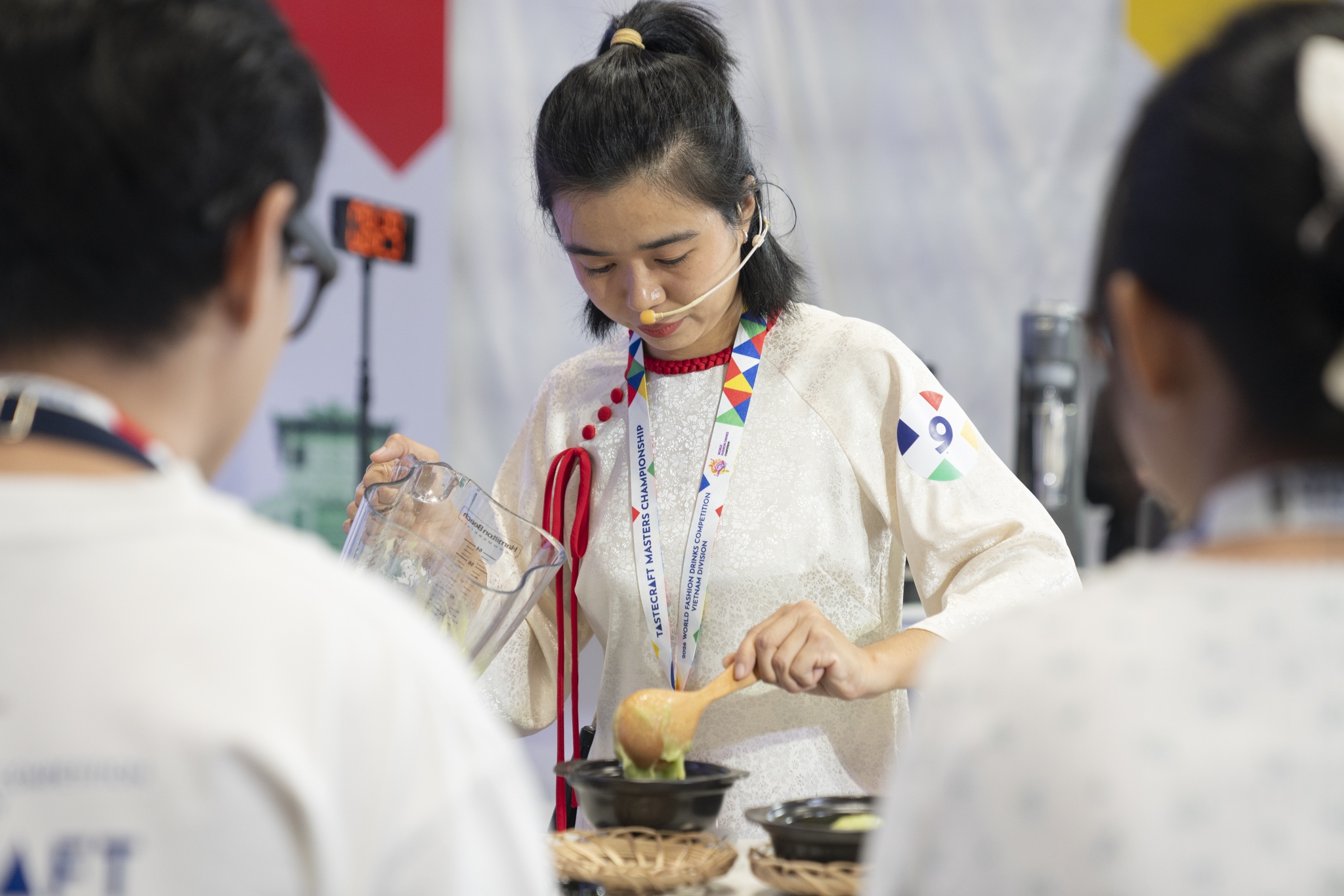 Khi lau ga la e va banh da cua buoc len san khau pha che hinh anh