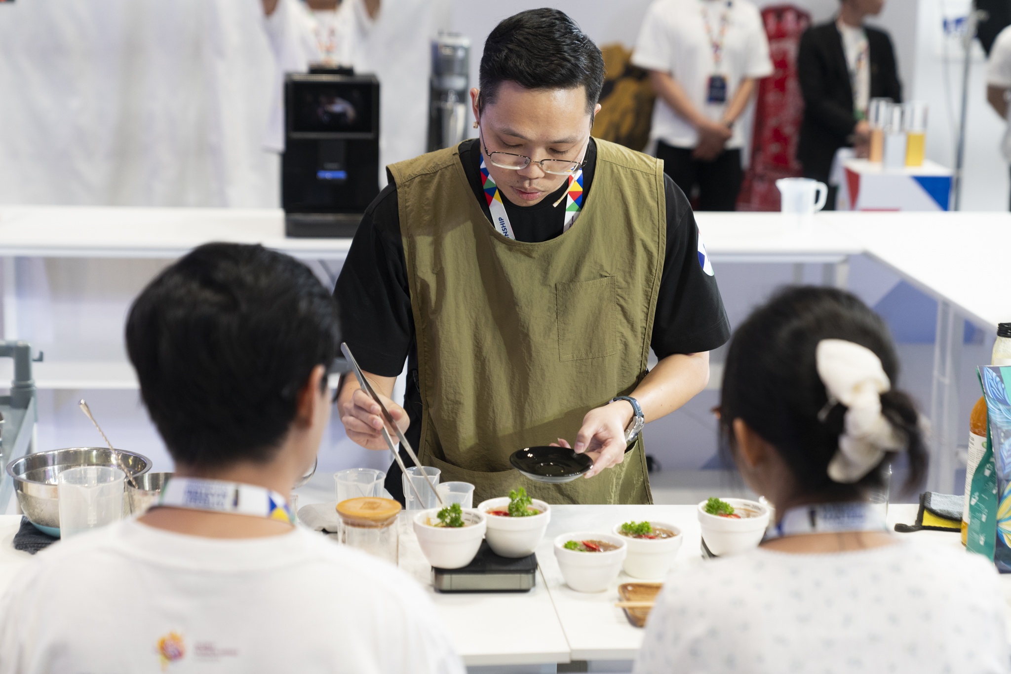 Lau ga la e, banh da cua o ban ket cuoc thi do uong khong con hinh anh