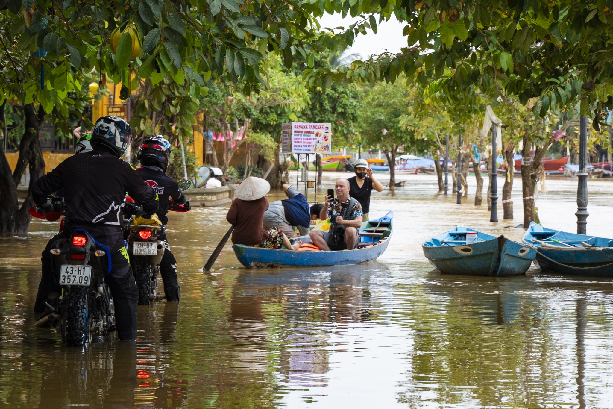 Khach Tay tap nap cheo thuyen, loi vung nuoc lu con sot lai o Hoi An hinh anh