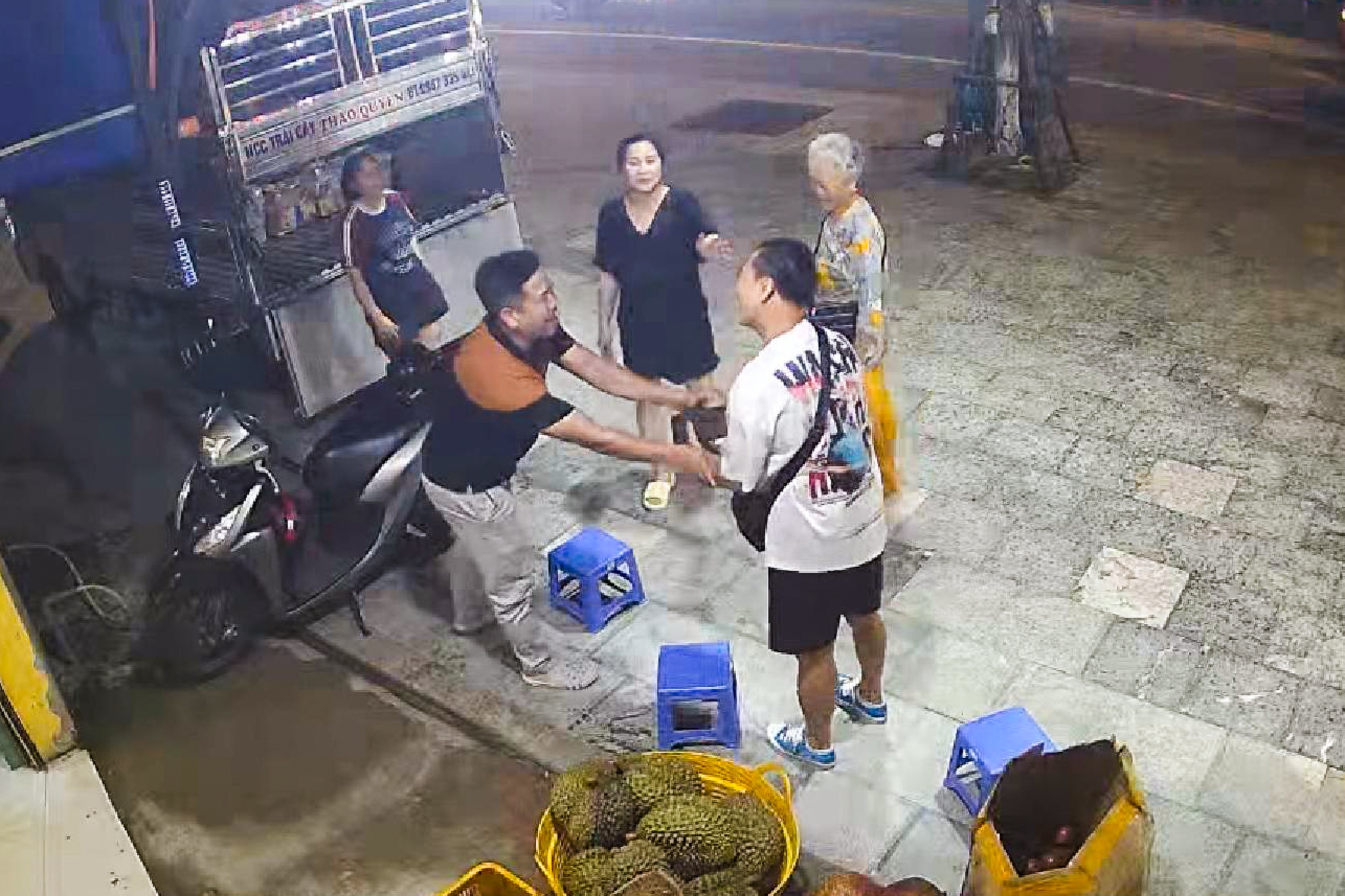 2 gio chung tay tim kiem cu ba Han Quoc di lac o Phu Quoc hinh anh