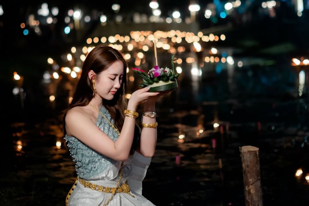 Hang nghin ngon den thap sang co do hon 700 nam tuoi cua Thai Lan hinh anh