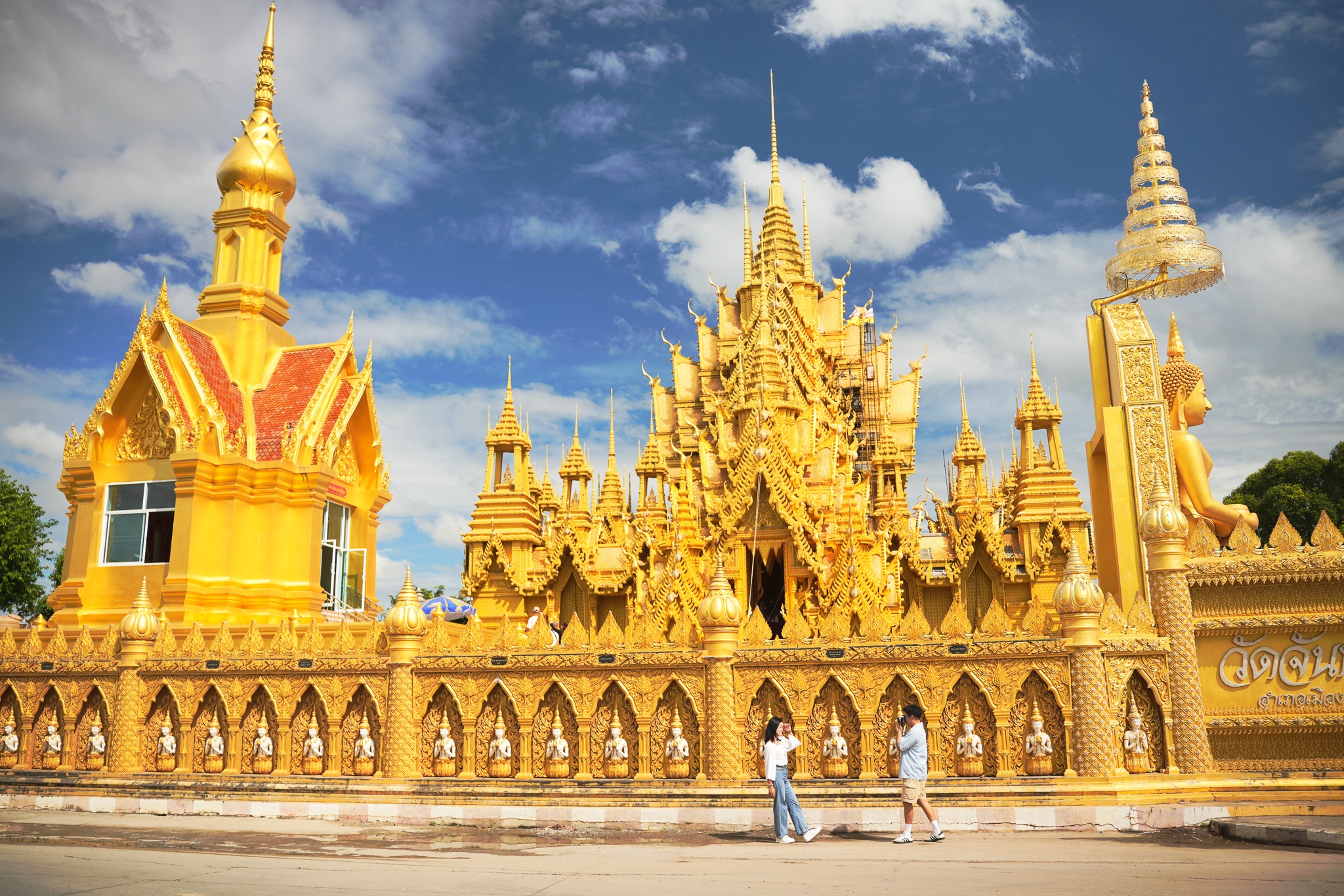 Ngam chua vang va tuong Phat dep nhat Thai Lan o Phitsanulok hinh anh