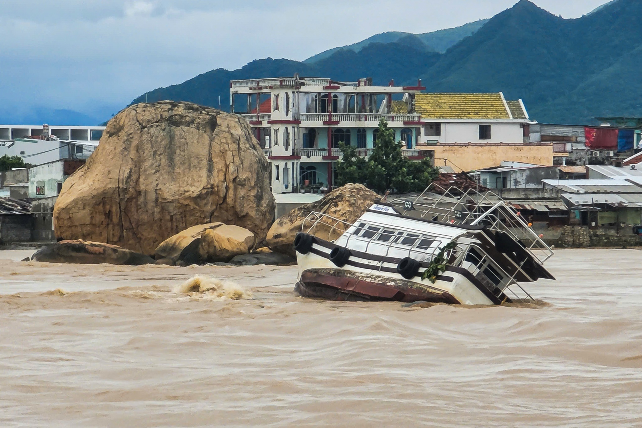 Bien Nha Trang sau lu anh 4