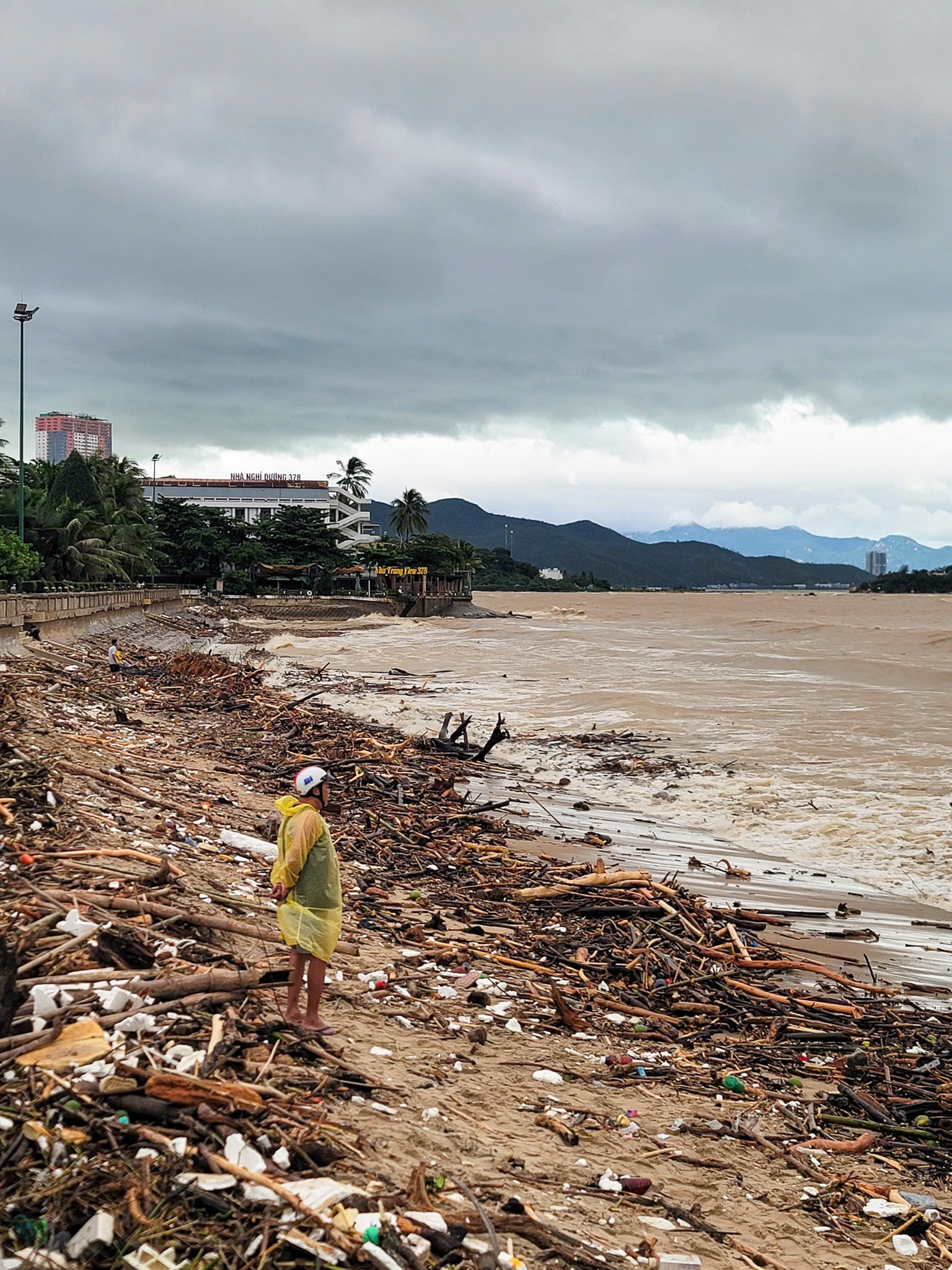 Biển Nha Trang sau lũ ảnh 2 Bien Nha Trang sau lu anh 2