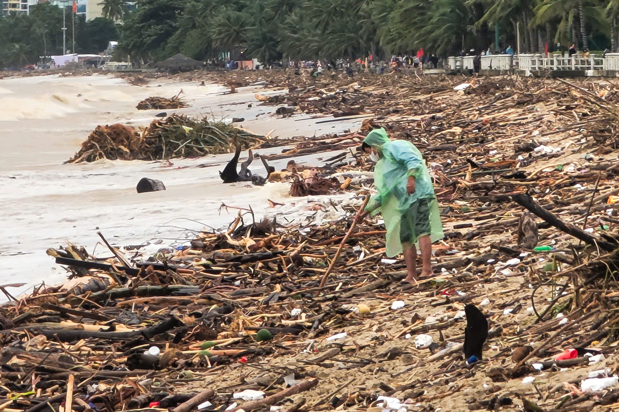Bien Nha Trang tan hoang hinh anh