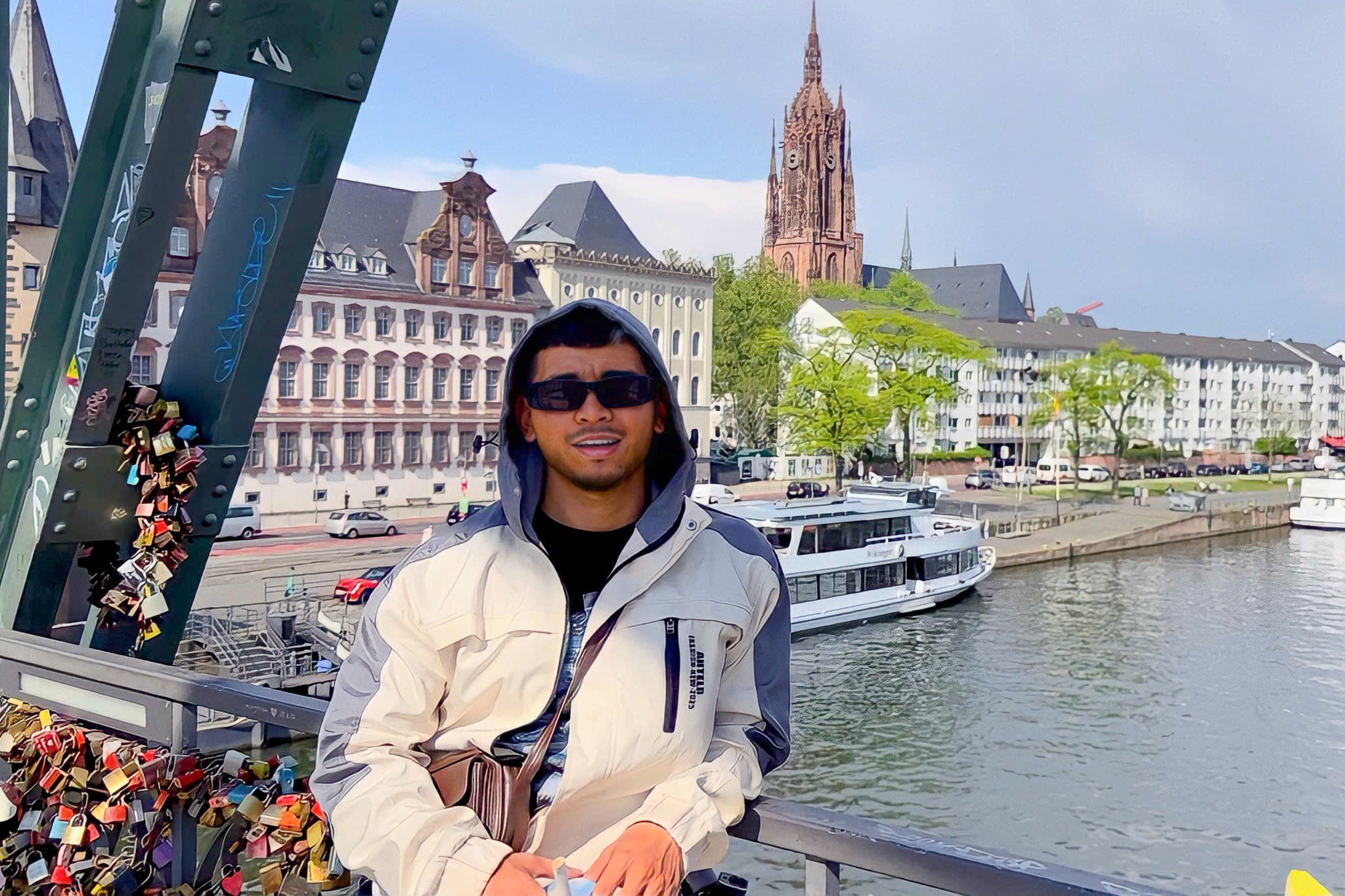 Chang trai Da Nang di 128 nuoc trong 2 nam, lap 2 ky luc Guinness hinh anh