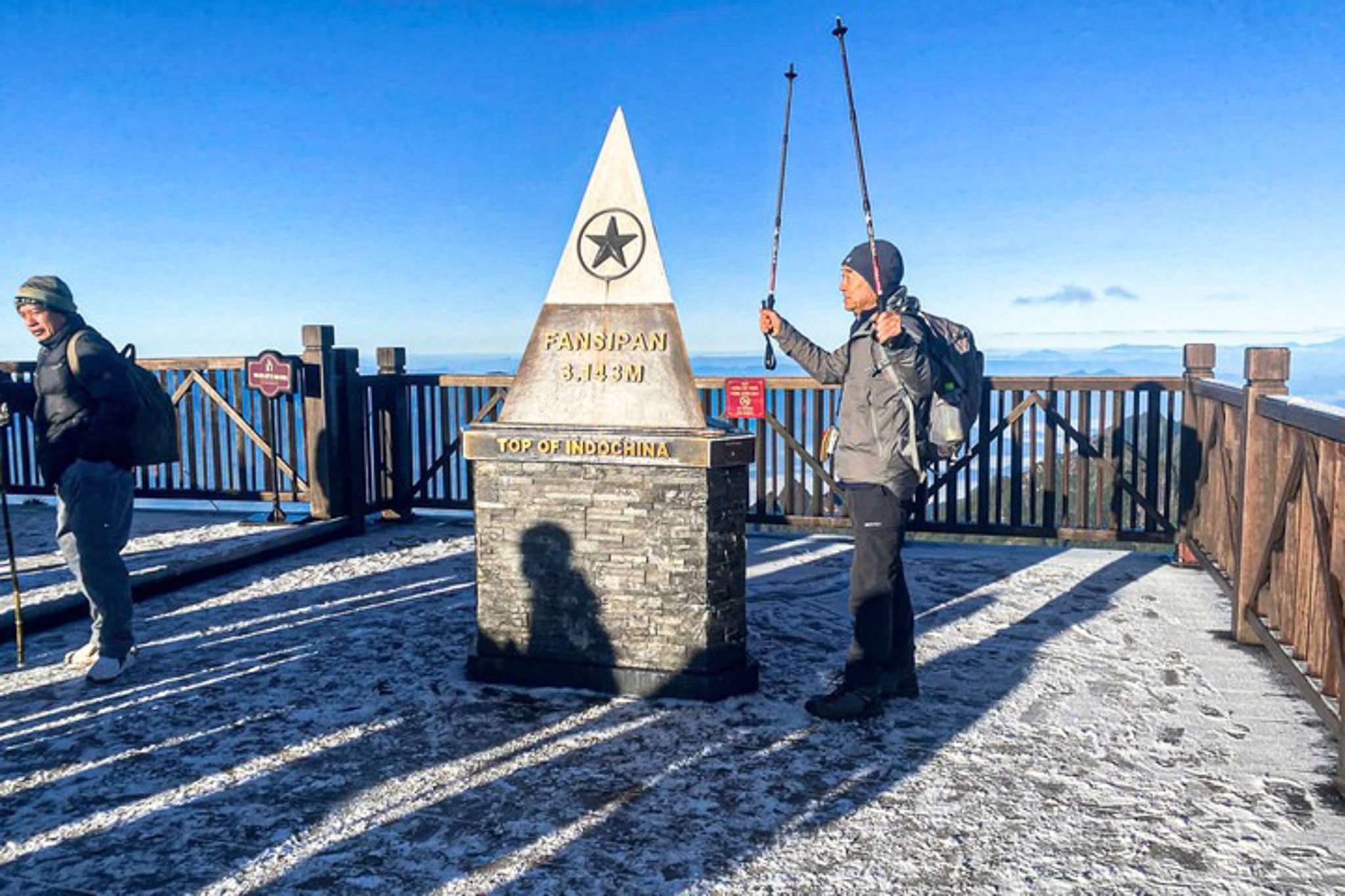 Dinh Fansipan xuat hien bang gia hinh anh