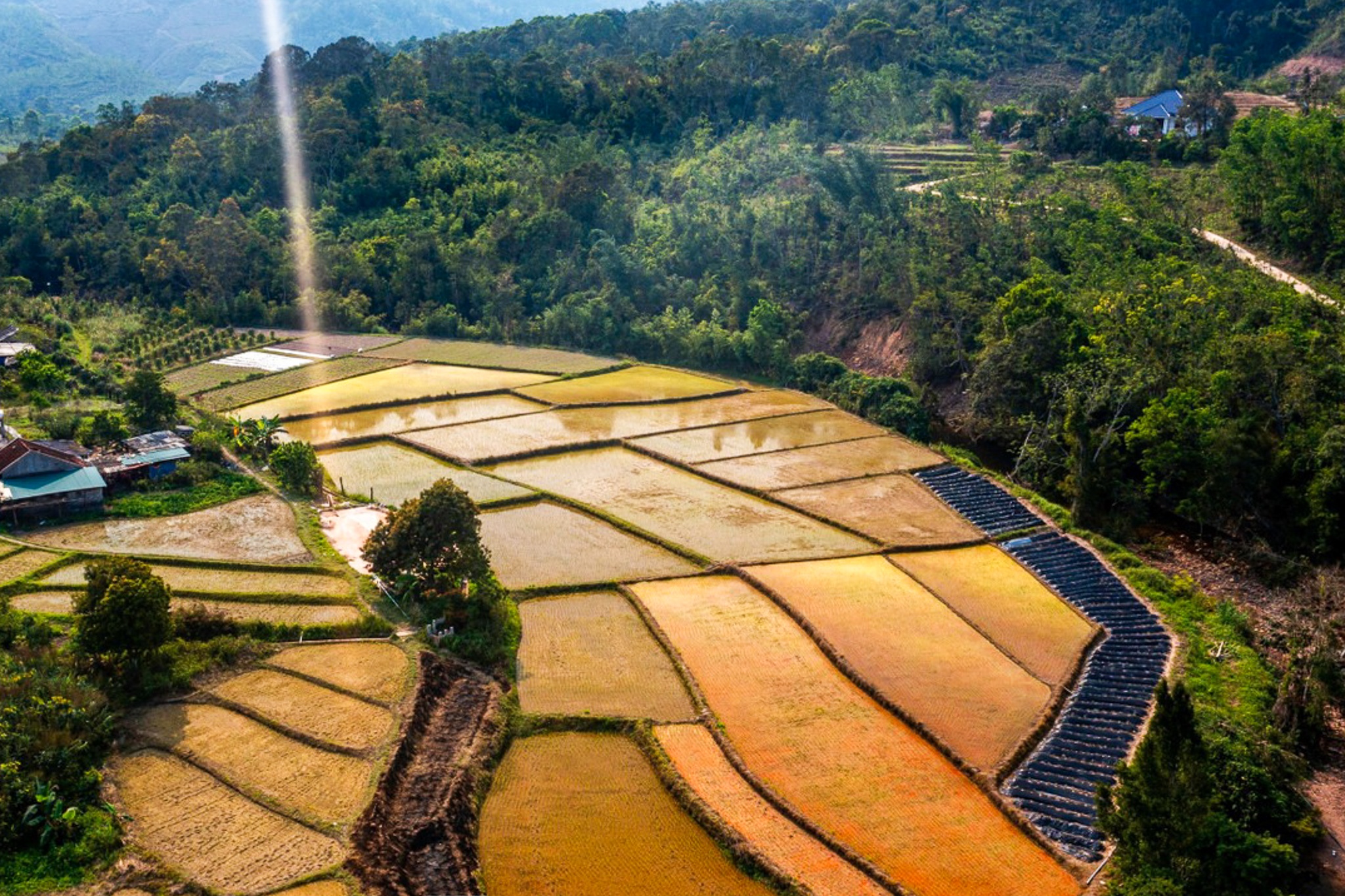 Lang du lich kin tieng, giu nguyen ve hoang so o Quang Ninh hinh anh