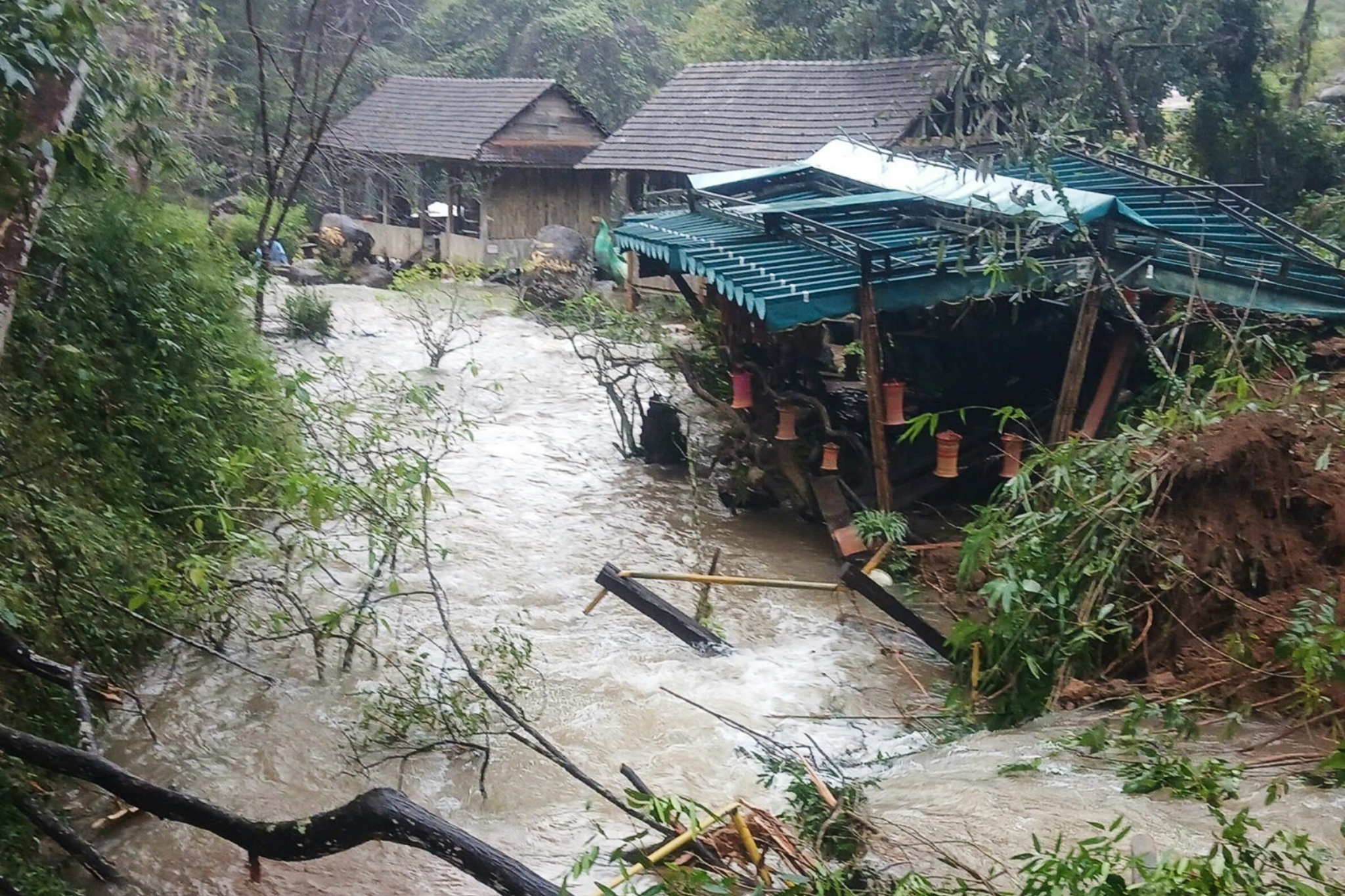 Tam dung don khach den thac noi tieng Mang Den hinh anh