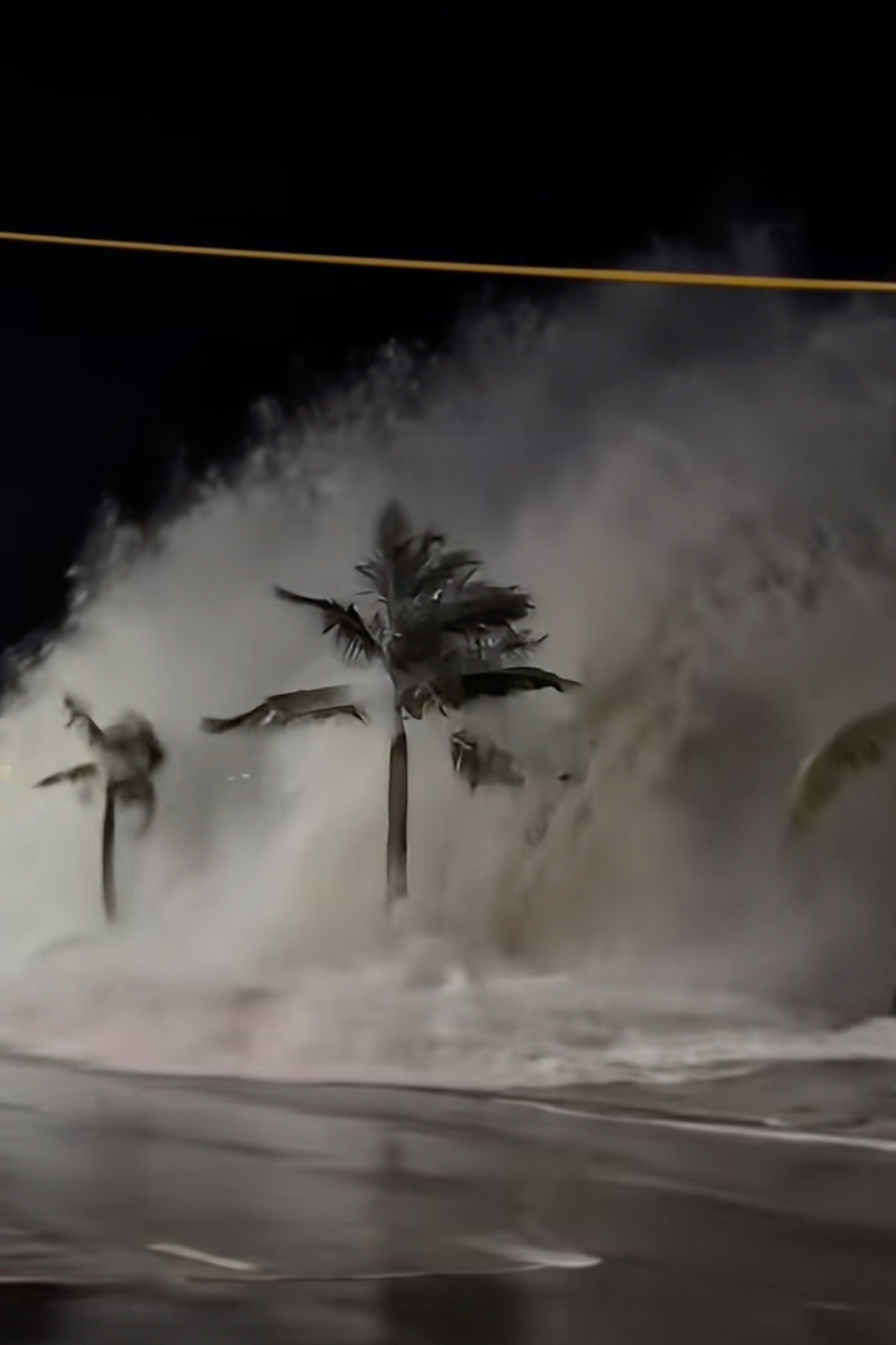 Song lon bien Nha Trang anh 1