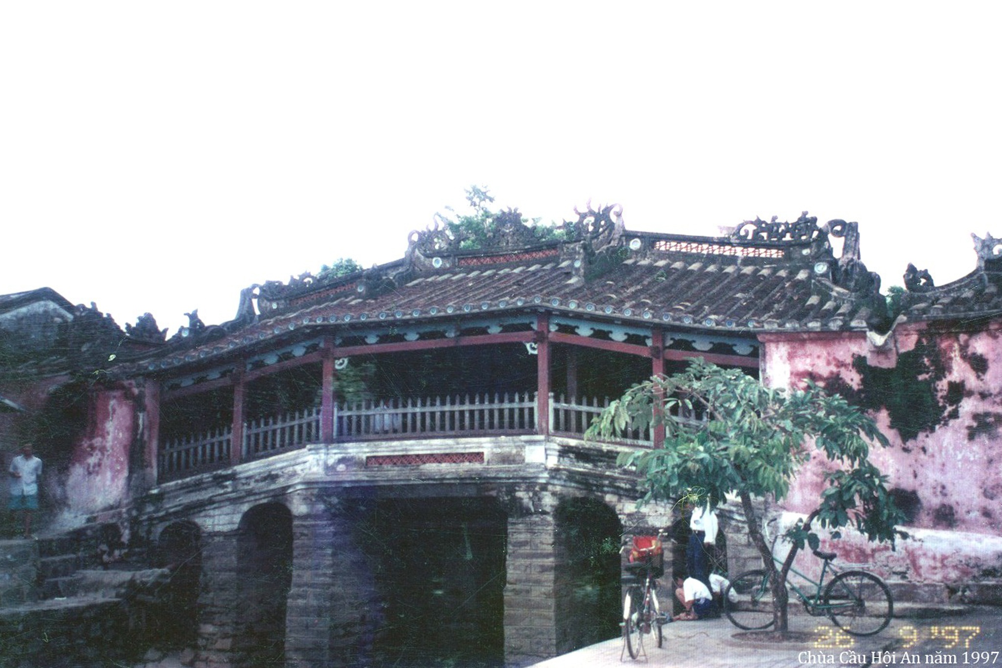 Chua Cau, vinh Ha Long Viet Nam gan 30 nam truoc hinh anh