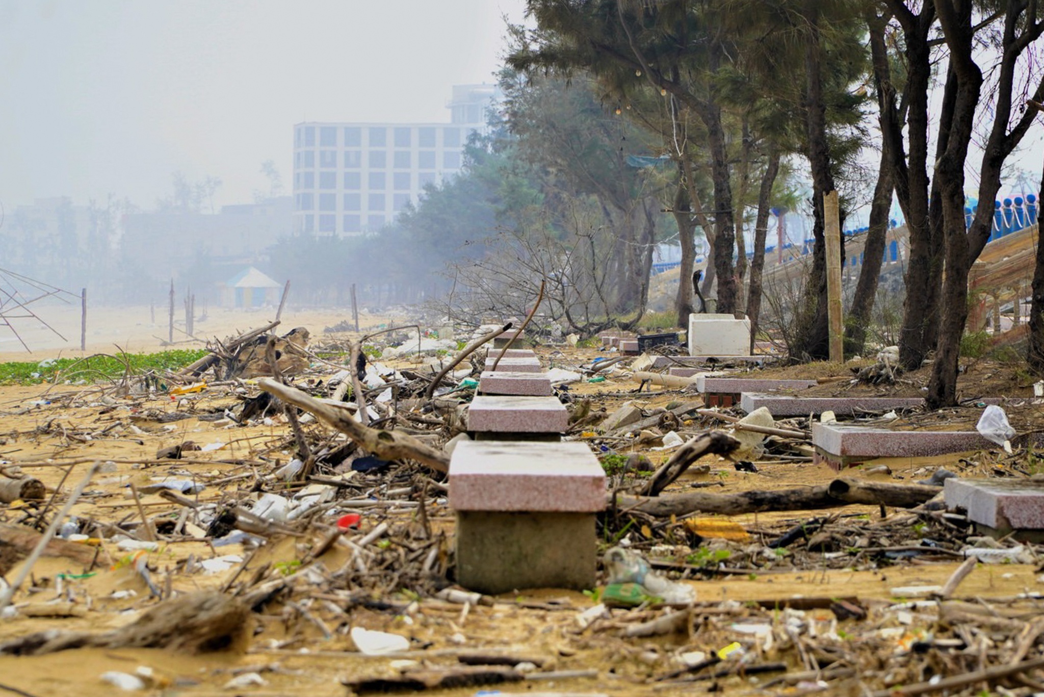 Bien Thien Cam ngap rac sau mua lu hinh anh