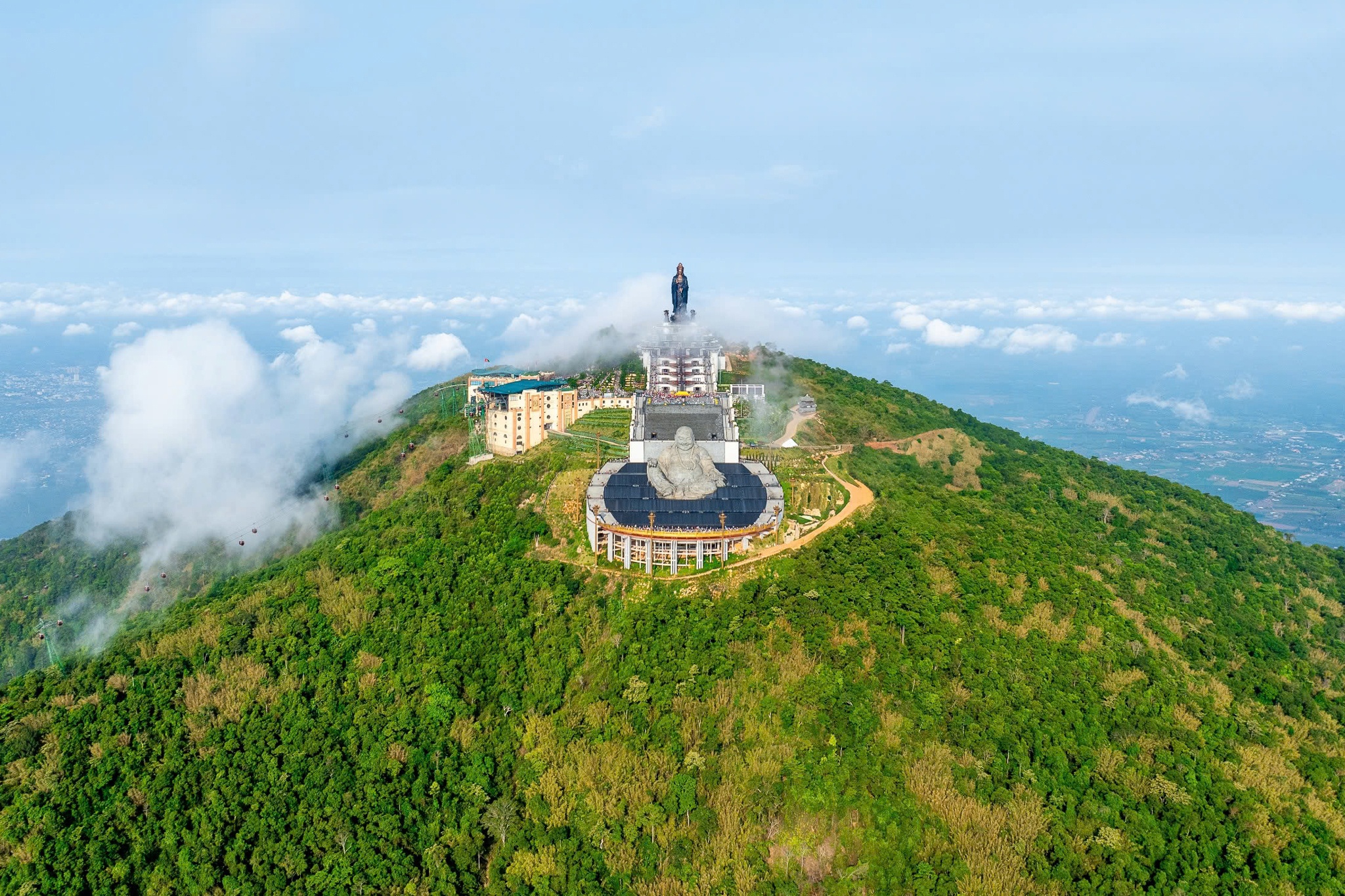 Nui Ba Den don khach leo nui tro lai hinh anh