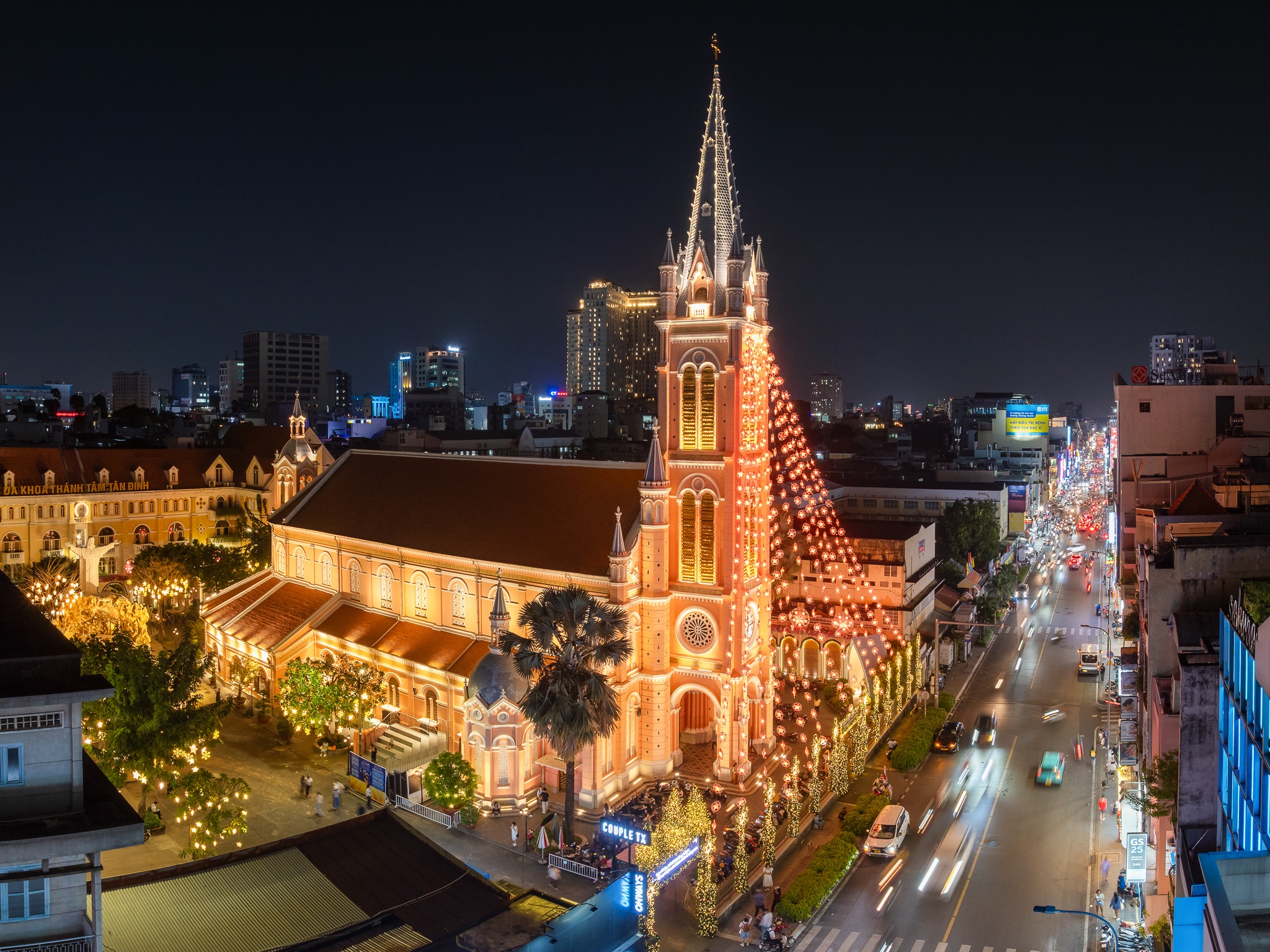 Dem Giang sinh tai nha tho mau hong giua long TP.HCM hinh anh