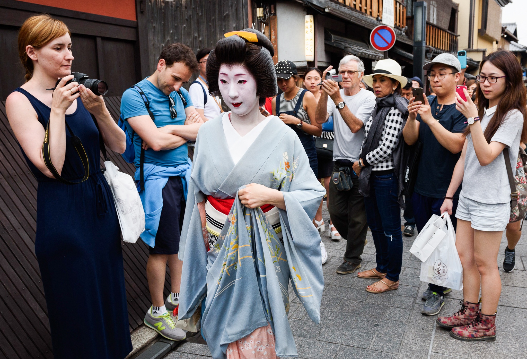 Chieu 'duoi khach' trong bat luc cua co do Nhat Ban hinh anh