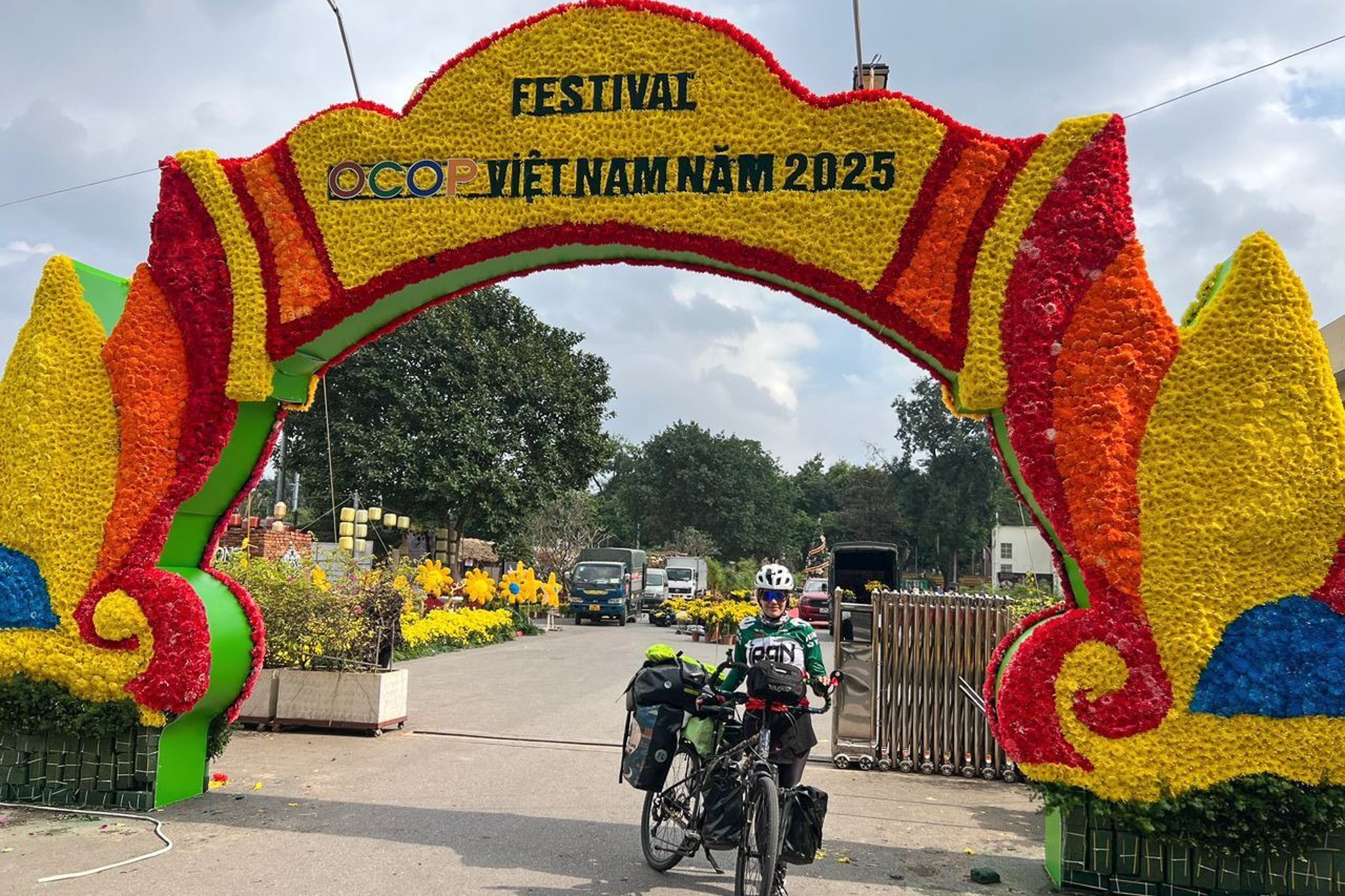 Co gai Iran cam trai nho nha dan, an pho vit trong chuyen xuyen Viet hinh anh