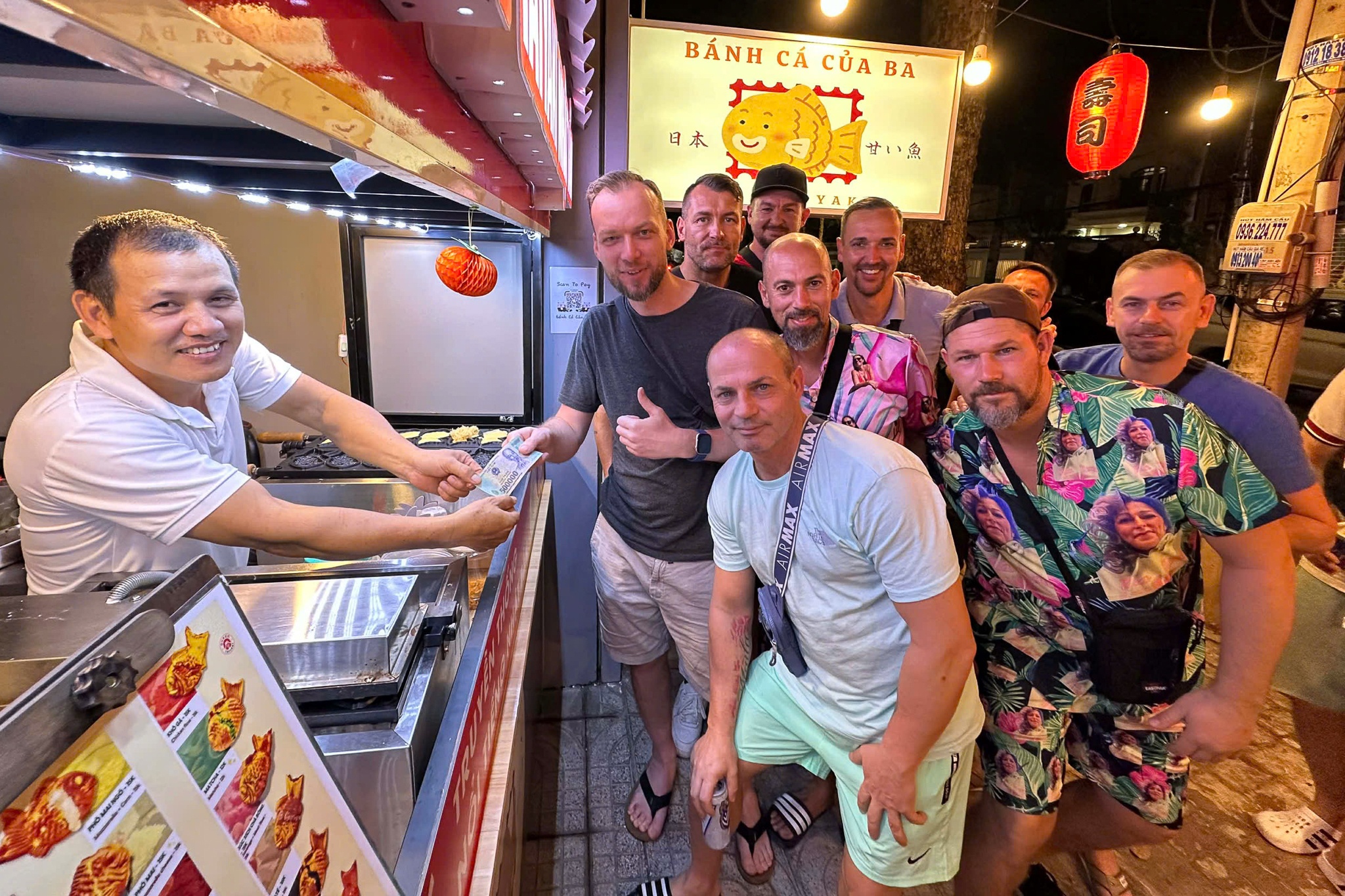 Cai ket cua cau chuyen do banh ca moi khach Tay xem bong da o Vung Tau hinh anh