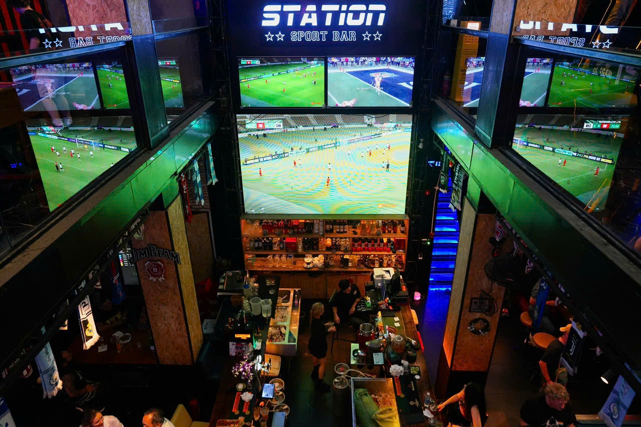 Quan bar Bui Vien lap 18 man hinh xem U23 Viet Nam hinh anh