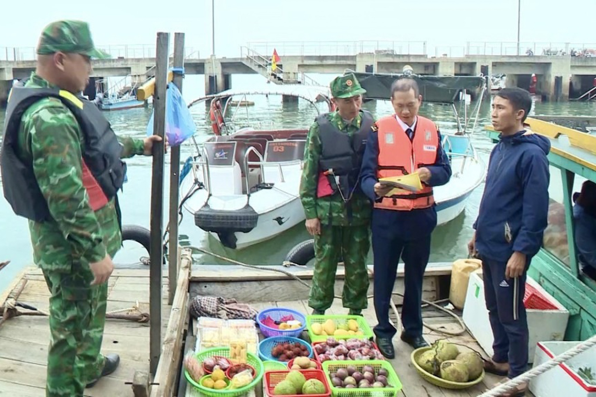 Hang rong deo bam tau tren vinh Ha Long hinh anh