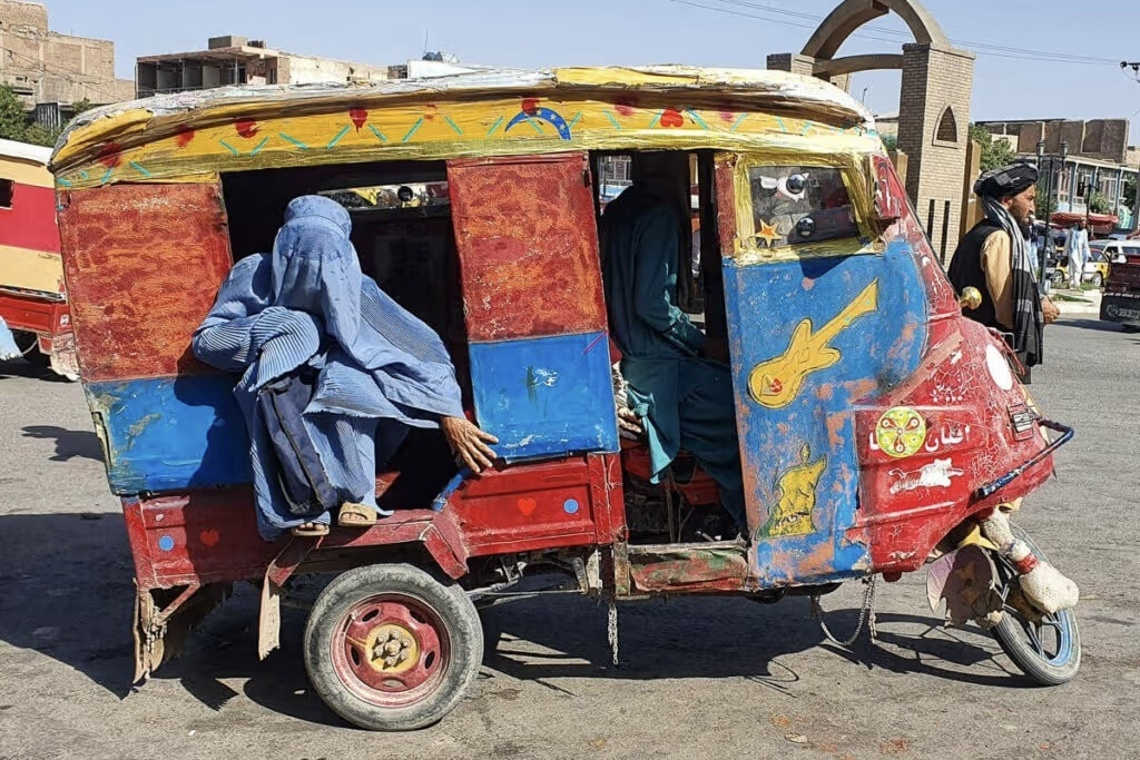 Nganh du lich nhieu tranh cai tai quoc gia cam phu nu di hoc hinh anh