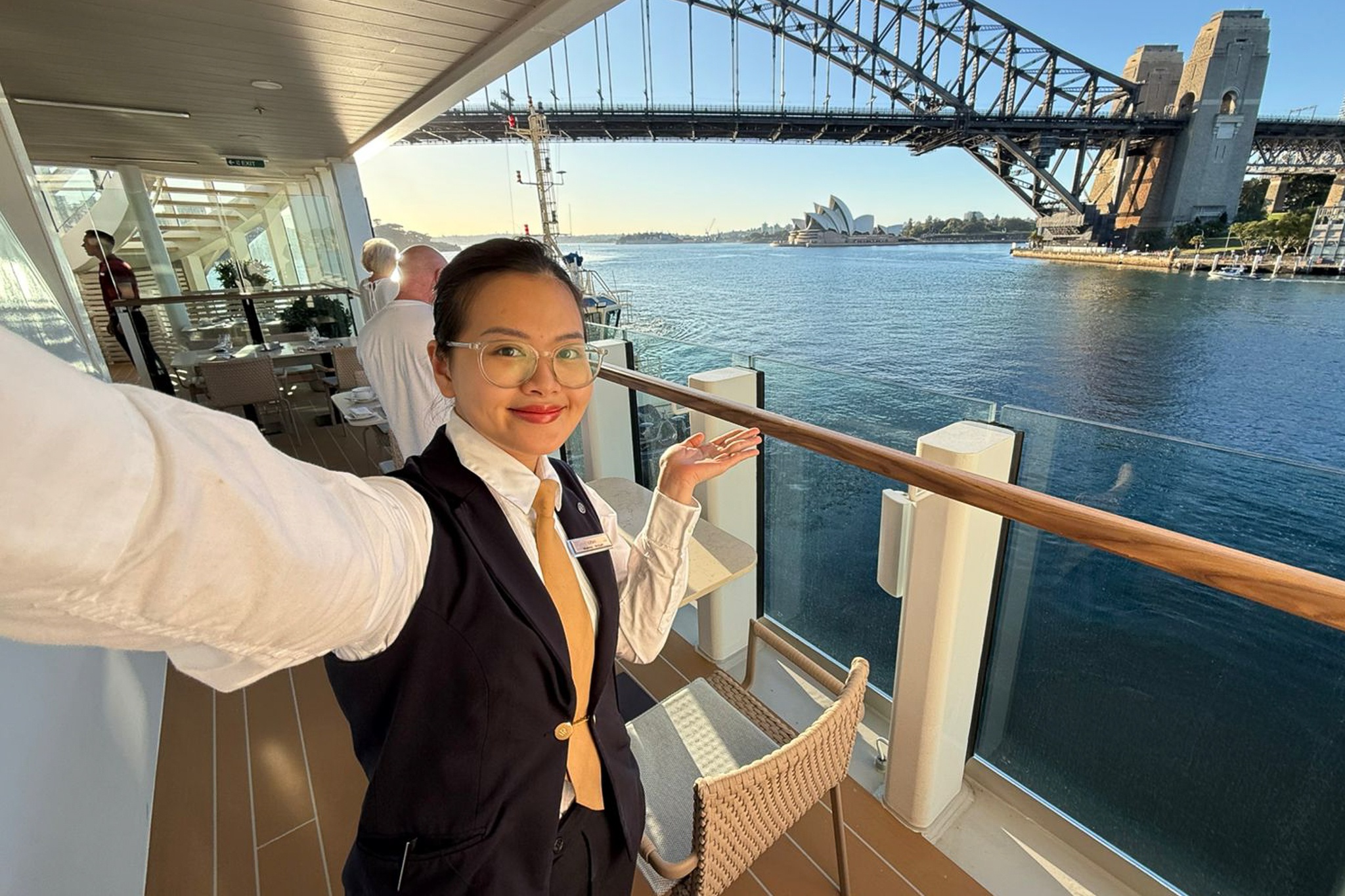 Toi lam nhan vien tren du thuyen hinh anh