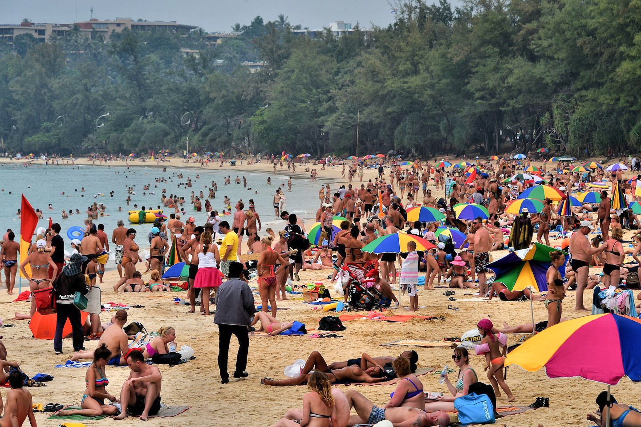 Ty le cu 1 nguoi dan lai co 118 du khach tai Phuket hinh anh