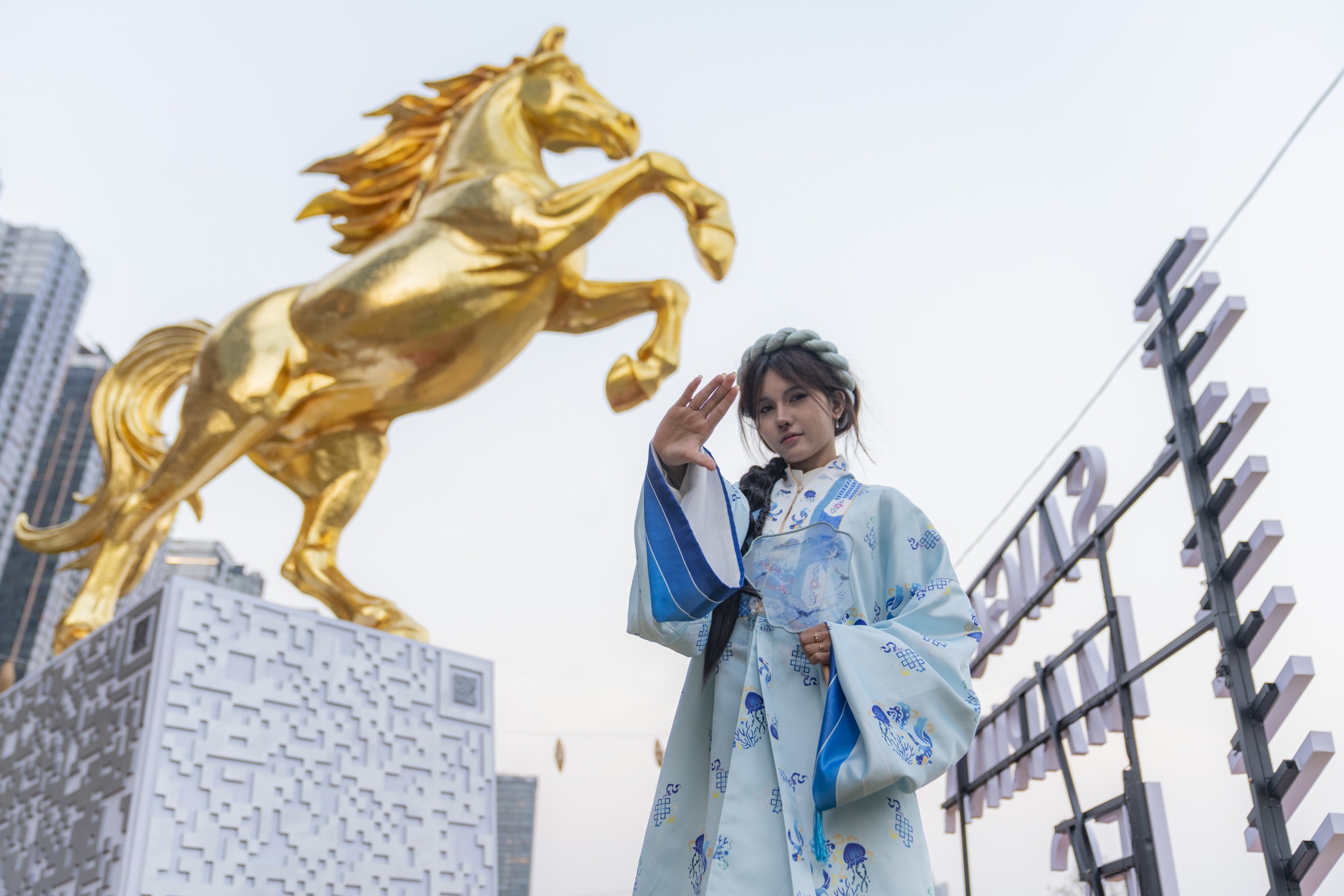 Ngua vang cao 5 m hut khach duoi chan cau Ba Son hinh anh