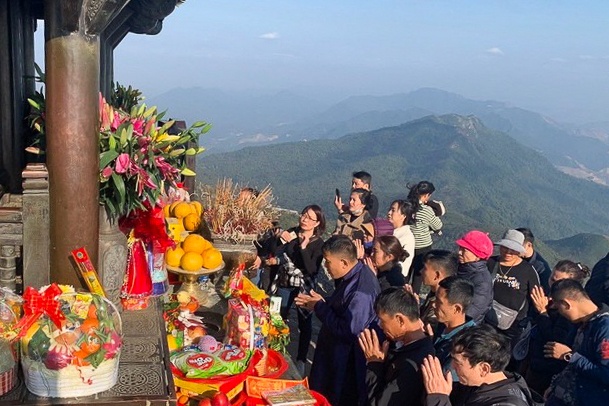 Du lich tam linh bung no dip Tet Binh Ngo hinh anh