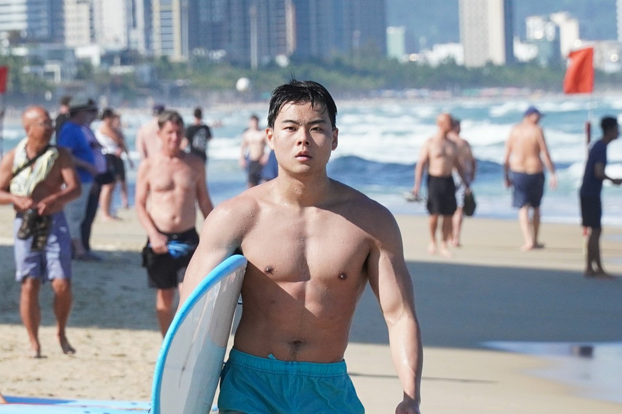 Bien Da Nang khong nghi Tet hinh anh