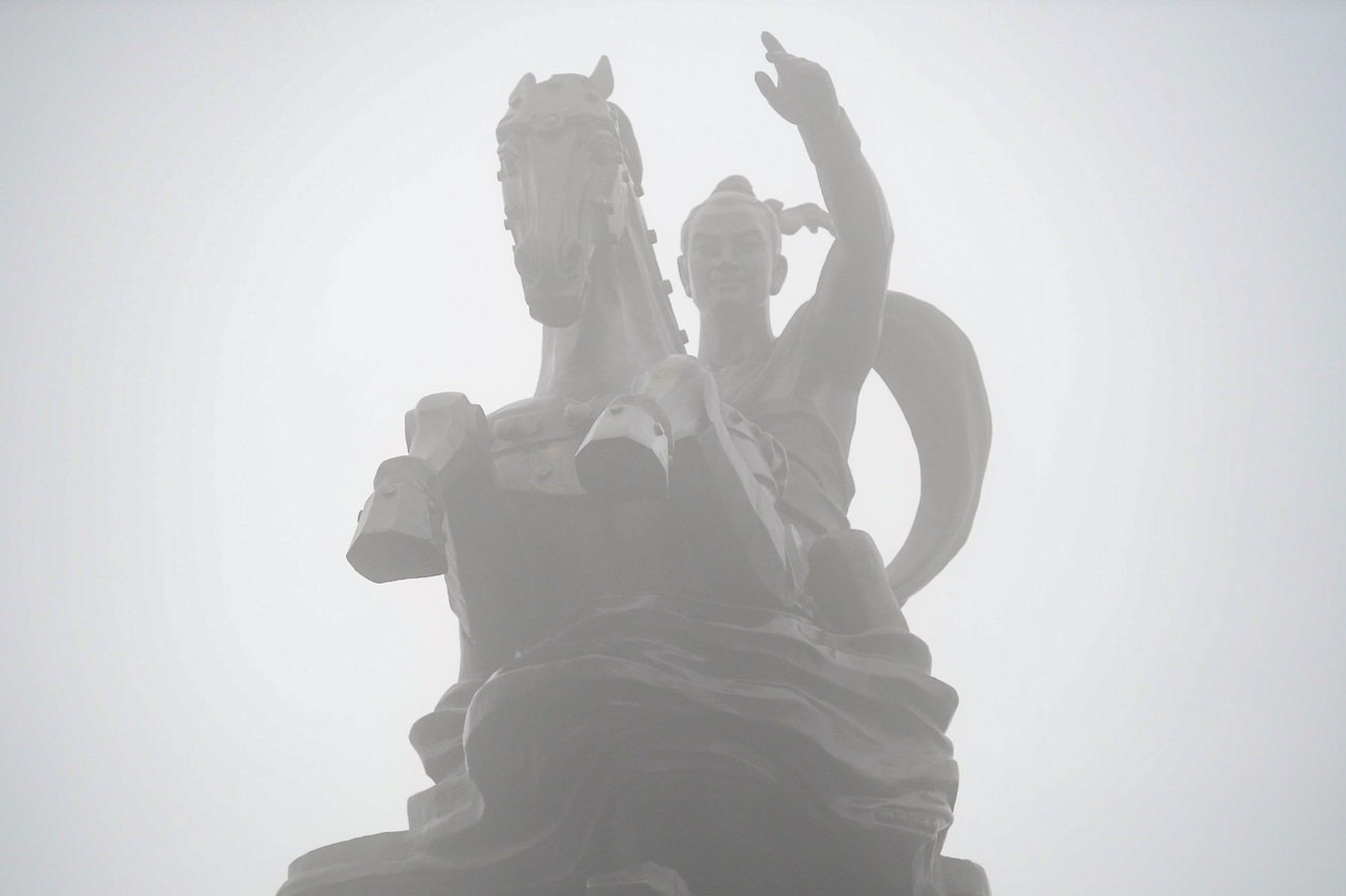 Tuong Thanh Giong mo ao trong suong som dau nam hinh anh