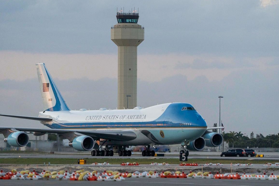 Tong thong Donald Trump muon mot san bay mang ten minh hinh anh