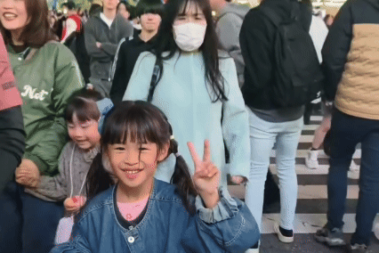 Cu xo nga be gai chup anh giua nga tu Nhat Ban gay phan no hinh anh