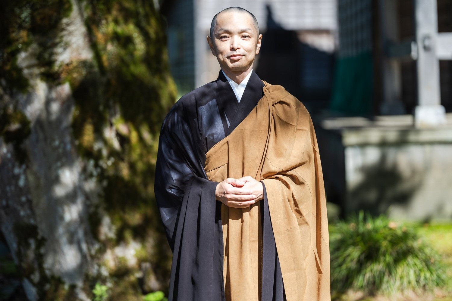 Nha su vua tung kinh vua lam nail trong chua, salon kin lich hinh anh