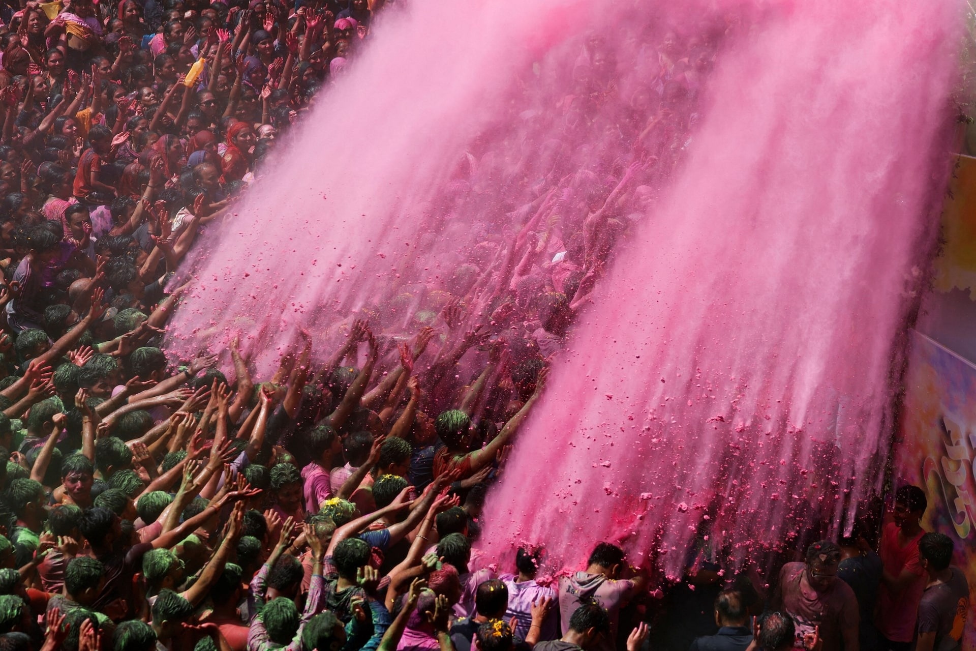 Canh cuong nhiet tai le hoi nem mau An Do hinh anh