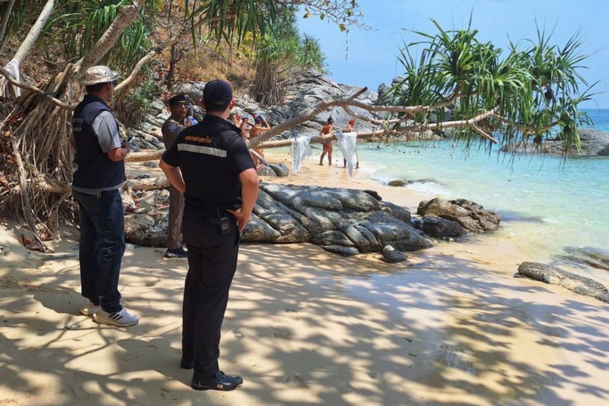 Duoi du khach khoa than tam nang tren bai bien o Thai Lan hinh anh