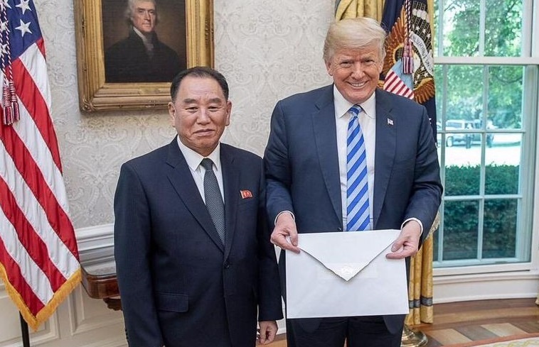 Vi sao buc thu Kim Jong Un gui Trump lai co kich co ngoai kho? hinh anh
