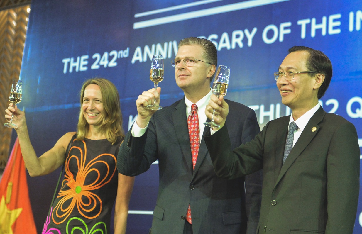 Tong lanh su quan My to chuc don quoc khanh lan thu 242 hinh anh