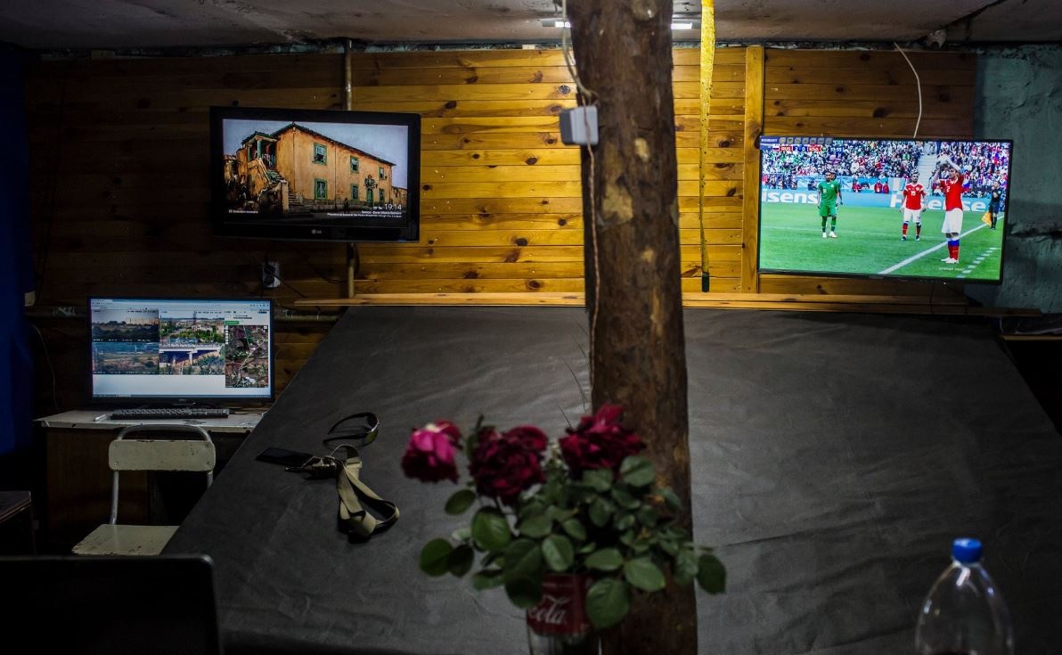 Xem World Cup tai vung chien su o Ukraine, noi mang song bi danh cuoc hinh anh