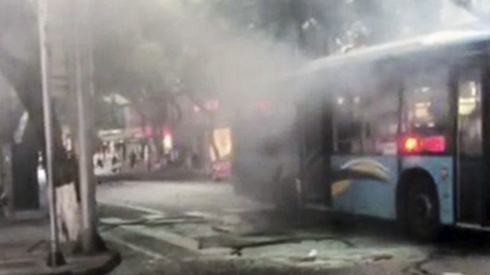 Xe buyt phat no o mien Nam Trung Quoc, 15 nguoi bi thuong hinh anh