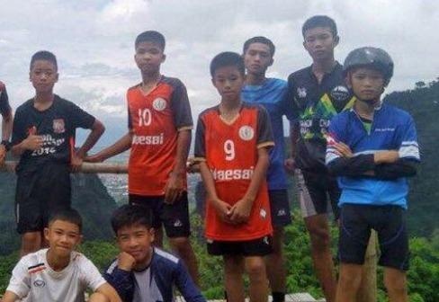 HLV cua doi bong Thai doi mat an phat du van o trong hang hinh anh