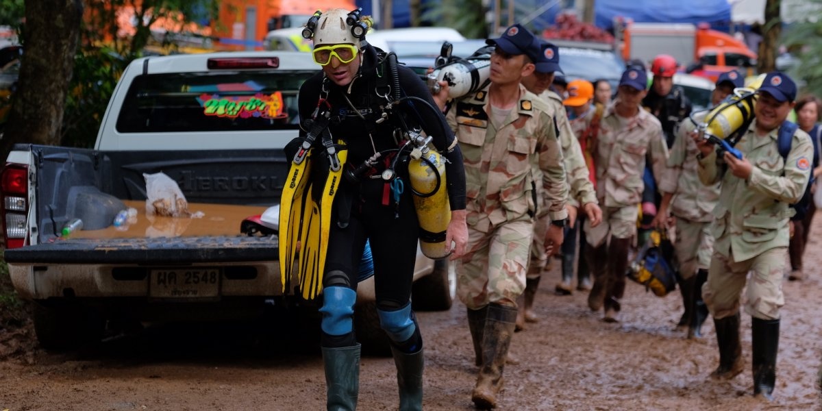 90 tho lan tinh nhue giai cuu doi bong Thai Lan hinh anh