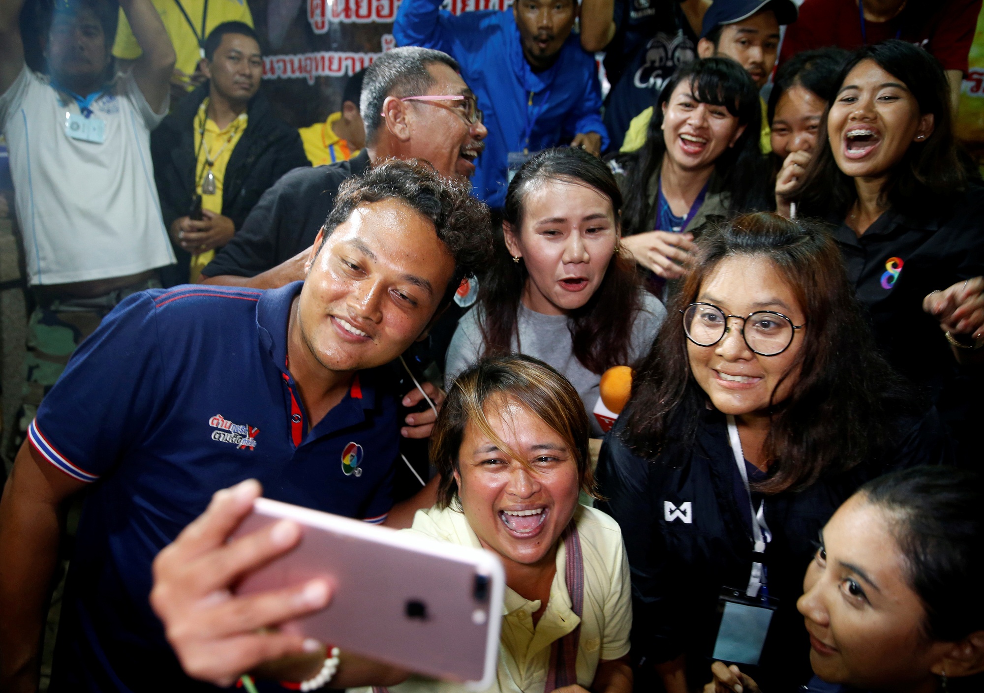 Cha cua cau thu nhi Thai Lan mong som duoc om con hinh anh