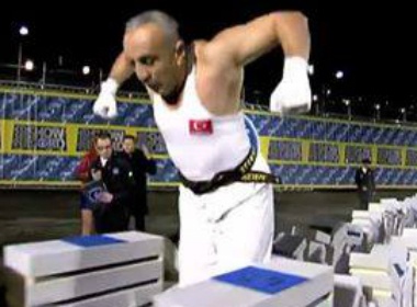 Tay khong dam vo 1.260 khoi be tong hinh anh